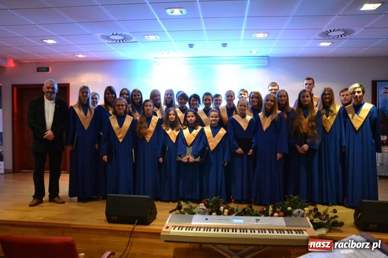 Zdjęcie w galerii na portalu naszraciborz.pl: Kolędowanie z chórem Bel Canto na Zamku Piastowskim wiadomości z regionu