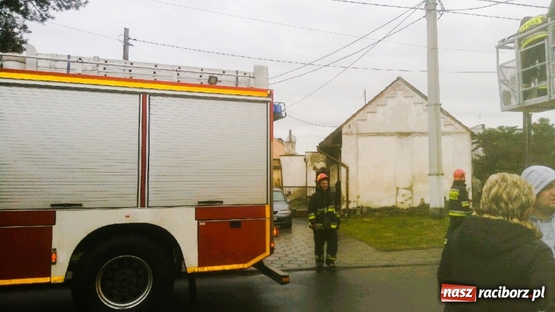 Zdjęcie w galerii na portalu naszraciborz.pl: Ewakuacja supermarketu, dachowanie i pożar świątecznych ozdób na Długiej  wiadomości z regionu
