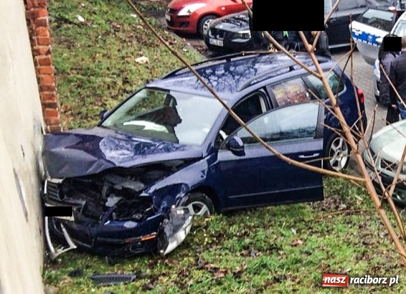 Zdjęcie w galerii na portalu naszraciborz.pl: Passat wjechał w stary mur miejski przy Podwalu  wiadomości z regionu