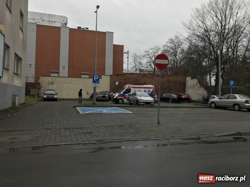 Zdjęcie w galerii na portalu naszraciborz.pl: Passat wjechał w stary mur miejski przy Podwalu  wiadomości z regionu