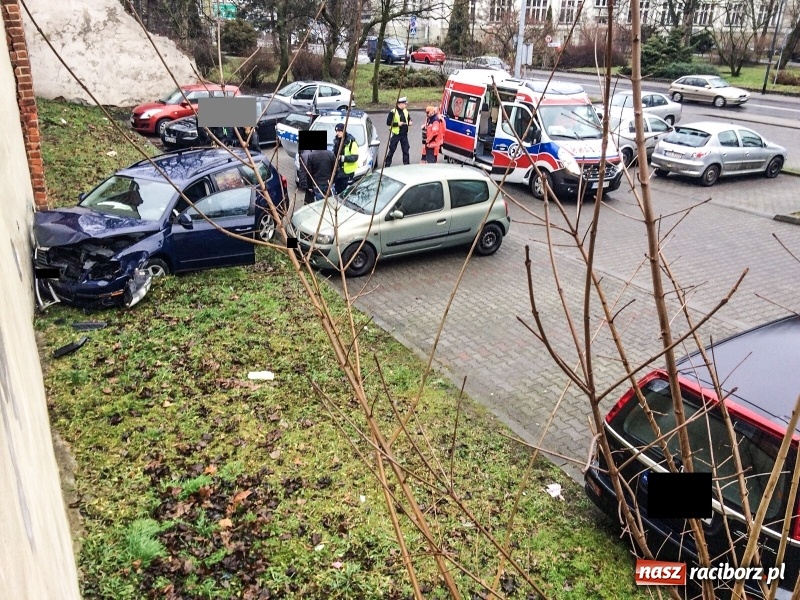 Zdjęcie w galerii na portalu naszraciborz.pl: Passat wjechał w stary mur miejski przy Podwalu  wiadomości z regionu