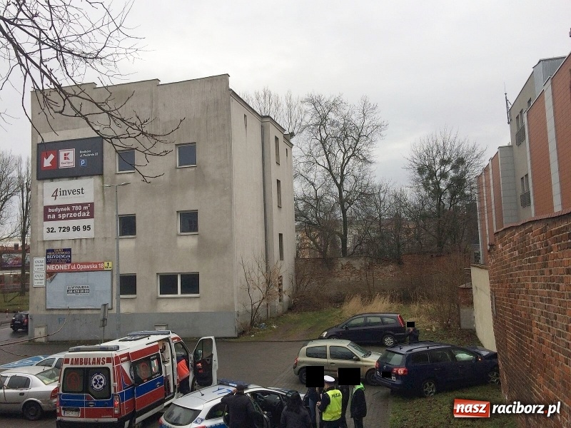 Zdjęcie w galerii na portalu naszraciborz.pl: Passat wjechał w stary mur miejski przy Podwalu  wiadomości z regionu