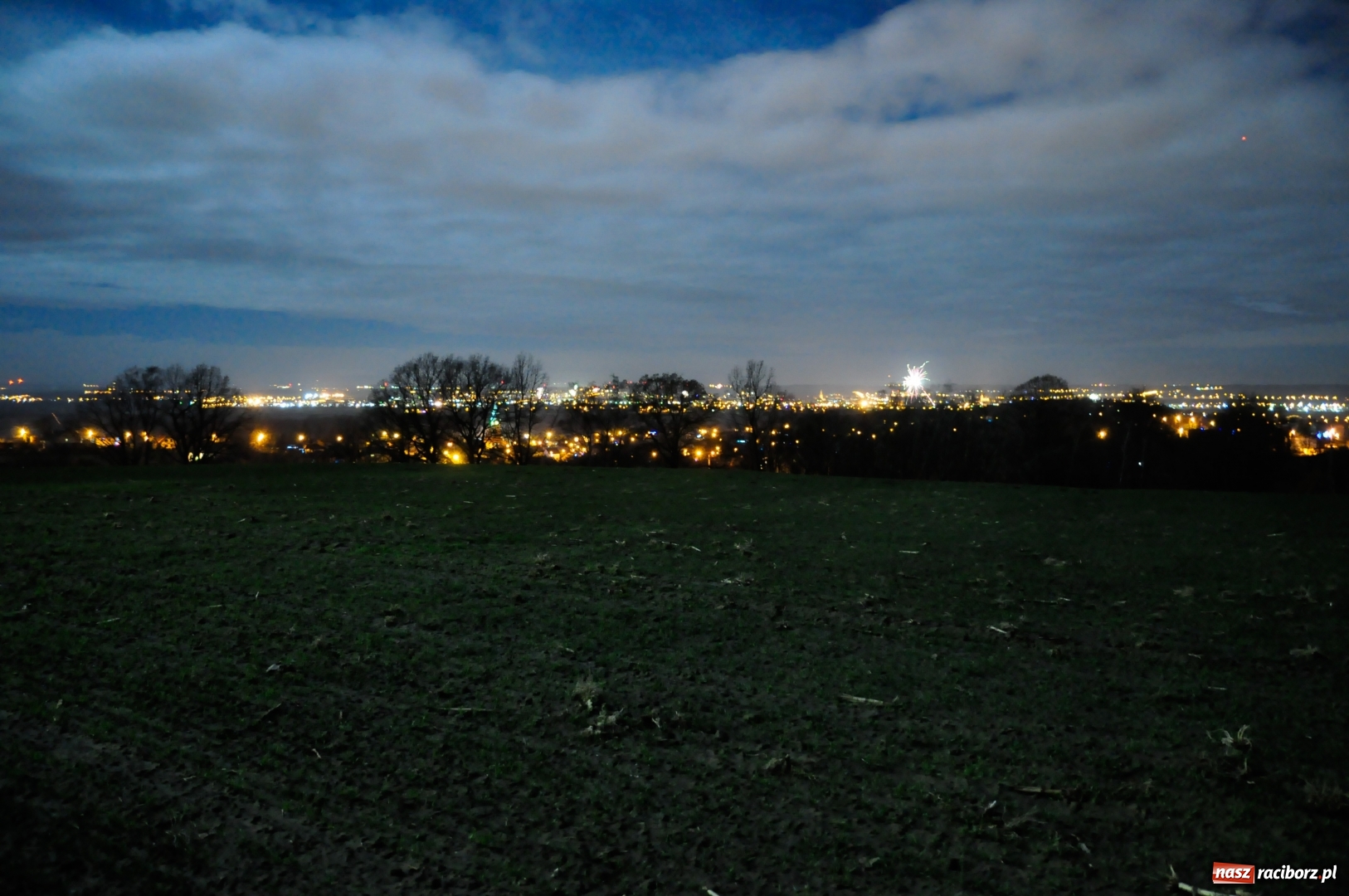 Zdjęcie w galerii na portalu naszraciborz.pl: Zobacz timelapse - fajerwerki nad Raciborzem wiadomości z regionu