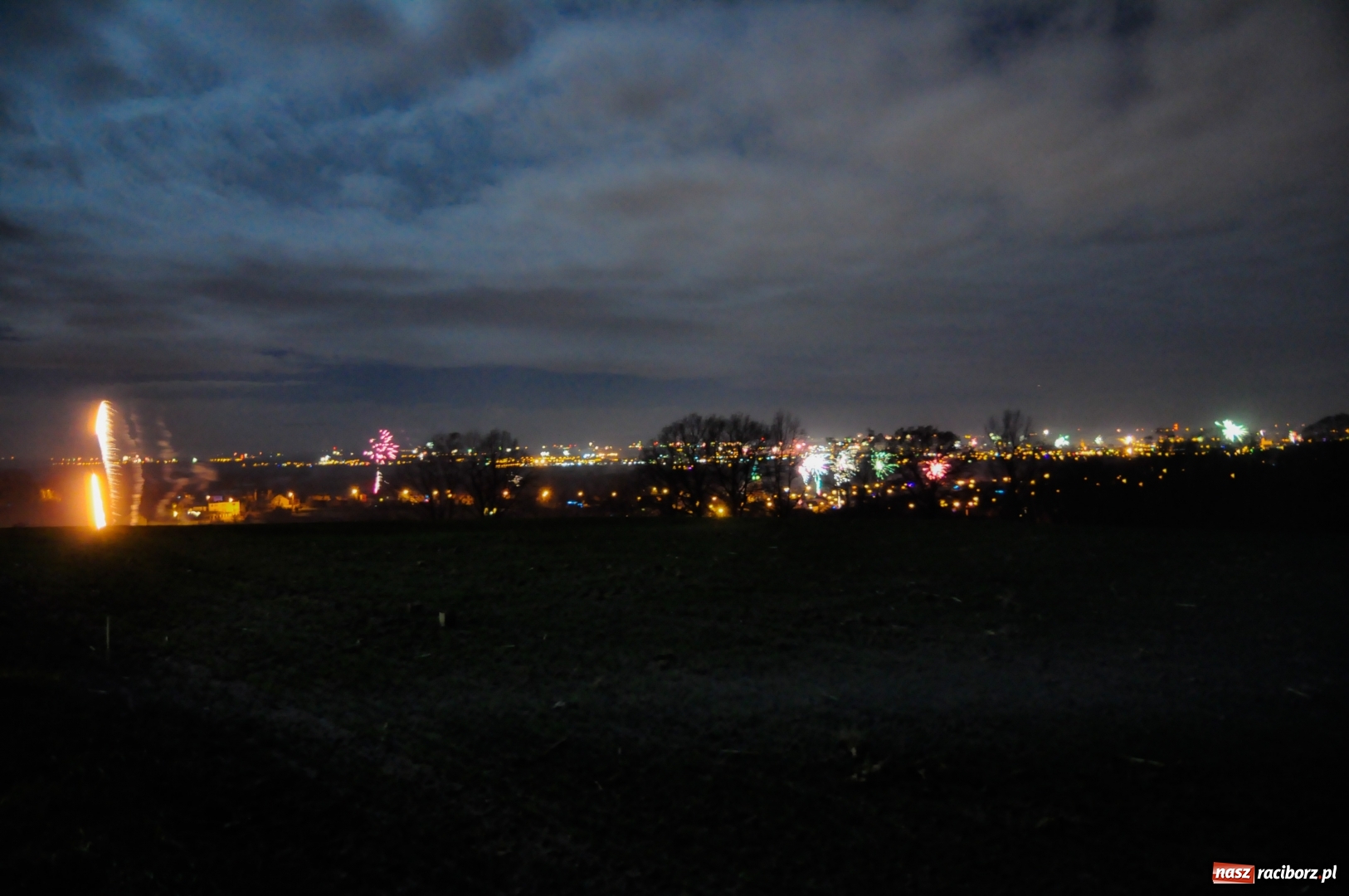 Zdjęcie w galerii na portalu naszraciborz.pl: Zobacz timelapse - fajerwerki nad Raciborzem wiadomości z regionu