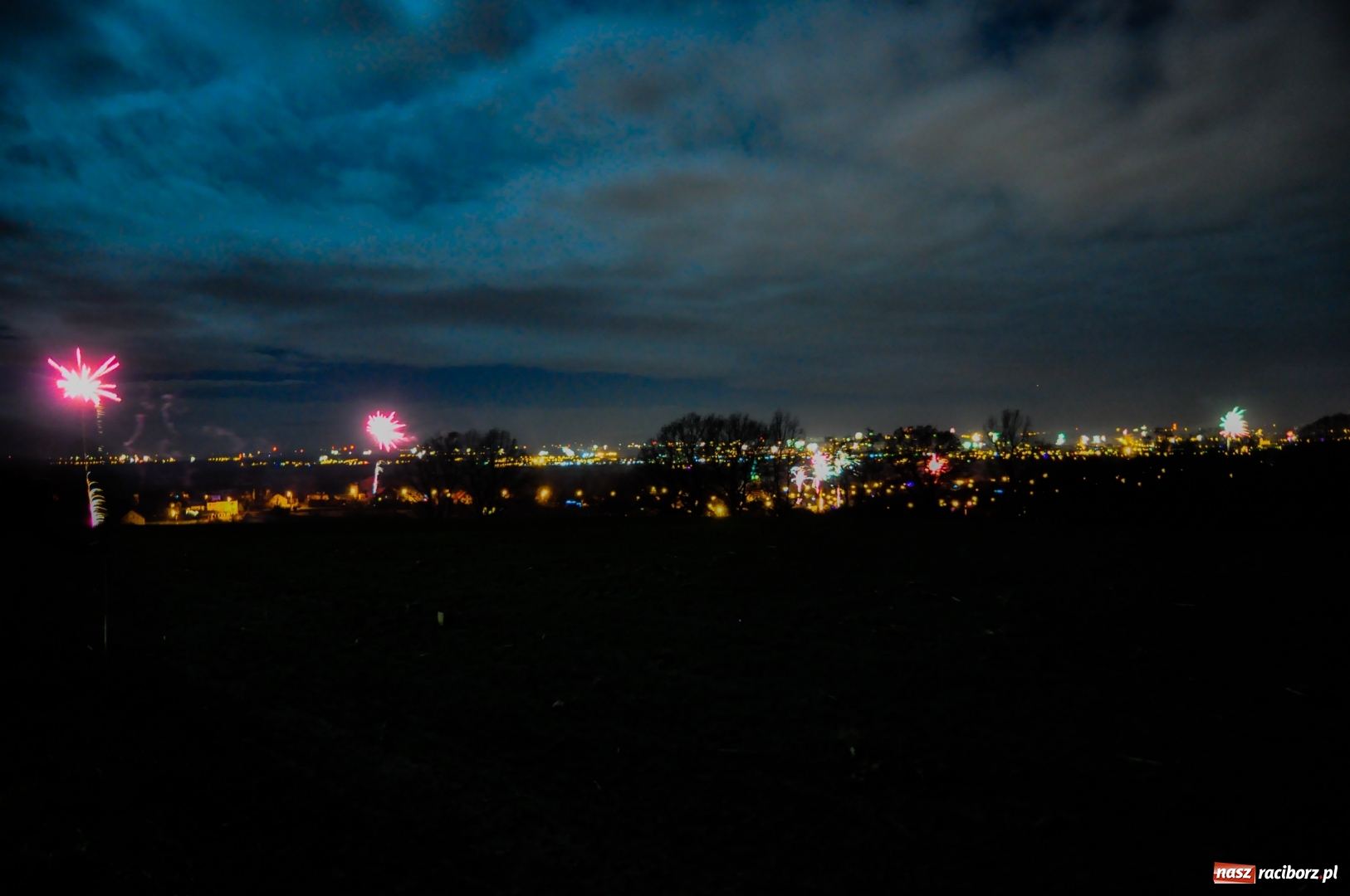 Zdjęcie w galerii na portalu naszraciborz.pl: Zobacz timelapse - fajerwerki nad Raciborzem wiadomości z regionu