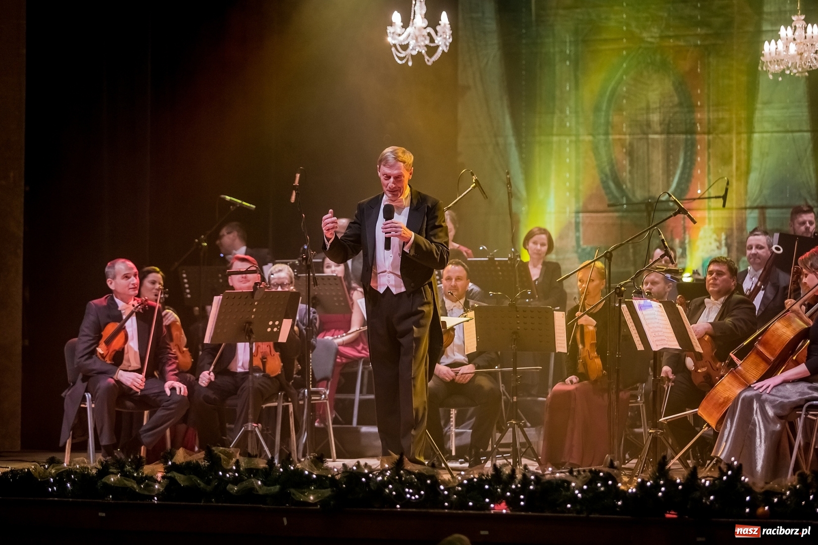 Zdjęcie w galerii na portalu naszraciborz.pl: Z batutą i humorem - sylwestrowa gala w RCK  wiadomości z regionu