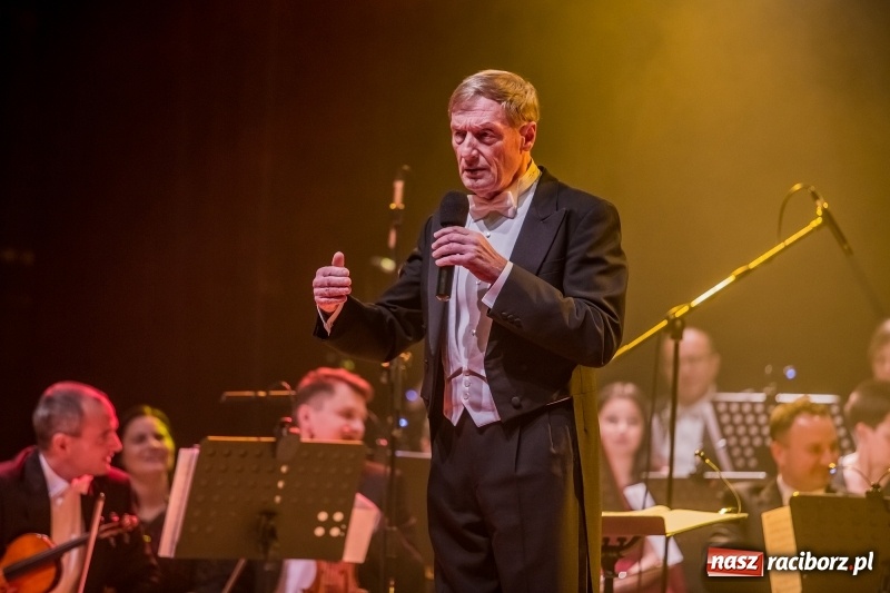 Zdjęcie w galerii na portalu naszraciborz.pl: Z batutą i humorem - sylwestrowa gala w RCK  wiadomości z regionu