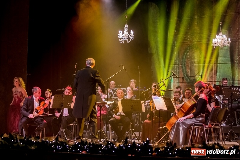 Zdjęcie w galerii na portalu naszraciborz.pl: Z batutą i humorem - sylwestrowa gala w RCK  wiadomości z regionu