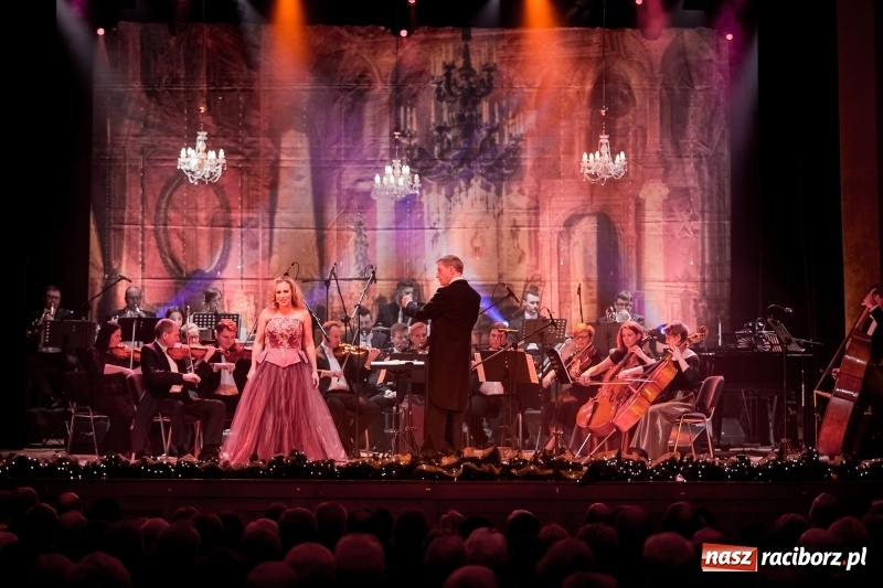 Zdjęcie w galerii na portalu naszraciborz.pl: Z batutą i humorem - sylwestrowa gala w RCK  wiadomości z regionu