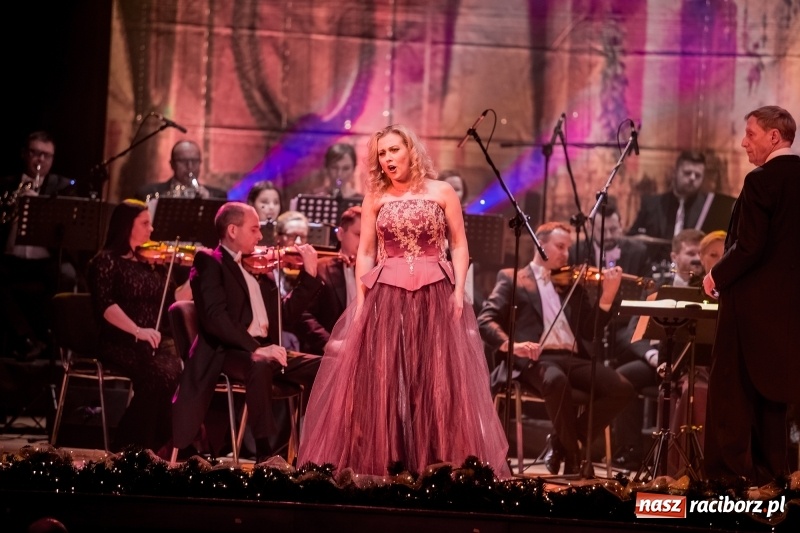 Zdjęcie w galerii na portalu naszraciborz.pl: Z batutą i humorem - sylwestrowa gala w RCK  wiadomości z regionu