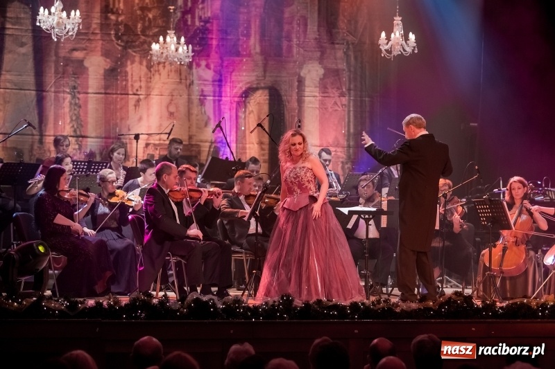 Zdjęcie w galerii na portalu naszraciborz.pl: Z batutą i humorem - sylwestrowa gala w RCK  wiadomości z regionu