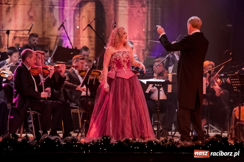 Zdjęcie w galerii na portalu naszraciborz.pl: Z batutą i humorem - sylwestrowa gala w RCK  wiadomości z regionu