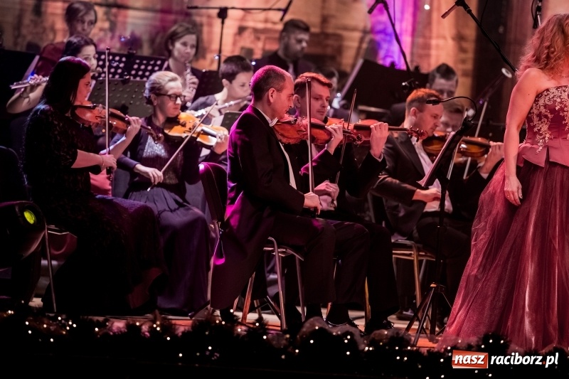 Zdjęcie w galerii na portalu naszraciborz.pl: Z batutą i humorem - sylwestrowa gala w RCK  wiadomości z regionu