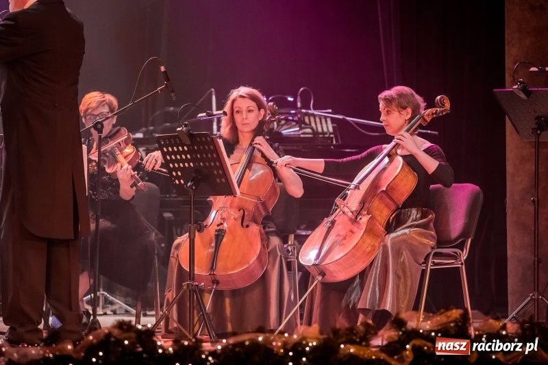Zdjęcie w galerii na portalu naszraciborz.pl: Z batutą i humorem - sylwestrowa gala w RCK  wiadomości z regionu