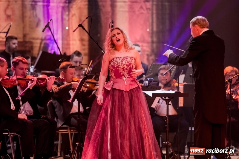 Zdjęcie w galerii na portalu naszraciborz.pl: Z batutą i humorem - sylwestrowa gala w RCK  wiadomości z regionu