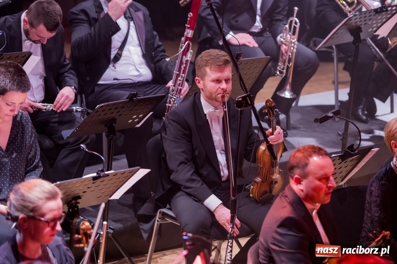 Zdjęcie w galerii na portalu naszraciborz.pl: Z batutą i humorem - sylwestrowa gala w RCK  wiadomości z regionu