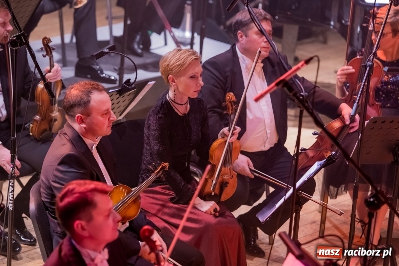 Zdjęcie w galerii na portalu naszraciborz.pl: Z batutą i humorem - sylwestrowa gala w RCK  wiadomości z regionu