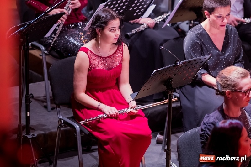 Zdjęcie w galerii na portalu naszraciborz.pl: Z batutą i humorem - sylwestrowa gala w RCK  wiadomości z regionu