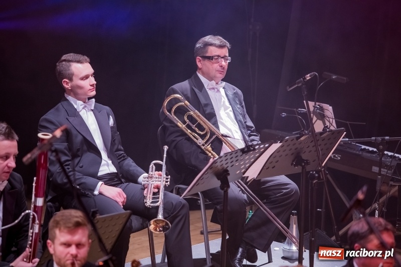 Zdjęcie w galerii na portalu naszraciborz.pl: Z batutą i humorem - sylwestrowa gala w RCK  wiadomości z regionu