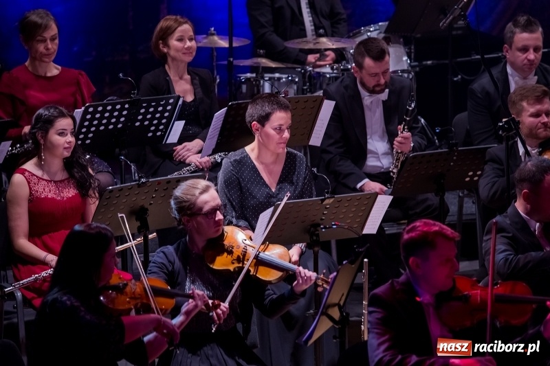 Zdjęcie w galerii na portalu naszraciborz.pl: Z batutą i humorem - sylwestrowa gala w RCK  wiadomości z regionu