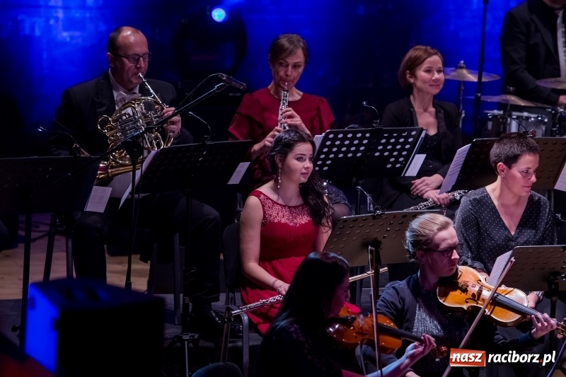 Zdjęcie w galerii na portalu naszraciborz.pl: Z batutą i humorem - sylwestrowa gala w RCK  wiadomości z regionu