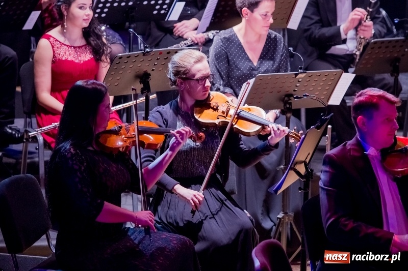Zdjęcie w galerii na portalu naszraciborz.pl: Z batutą i humorem - sylwestrowa gala w RCK  wiadomości z regionu