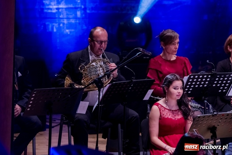 Zdjęcie w galerii na portalu naszraciborz.pl: Z batutą i humorem - sylwestrowa gala w RCK  wiadomości z regionu