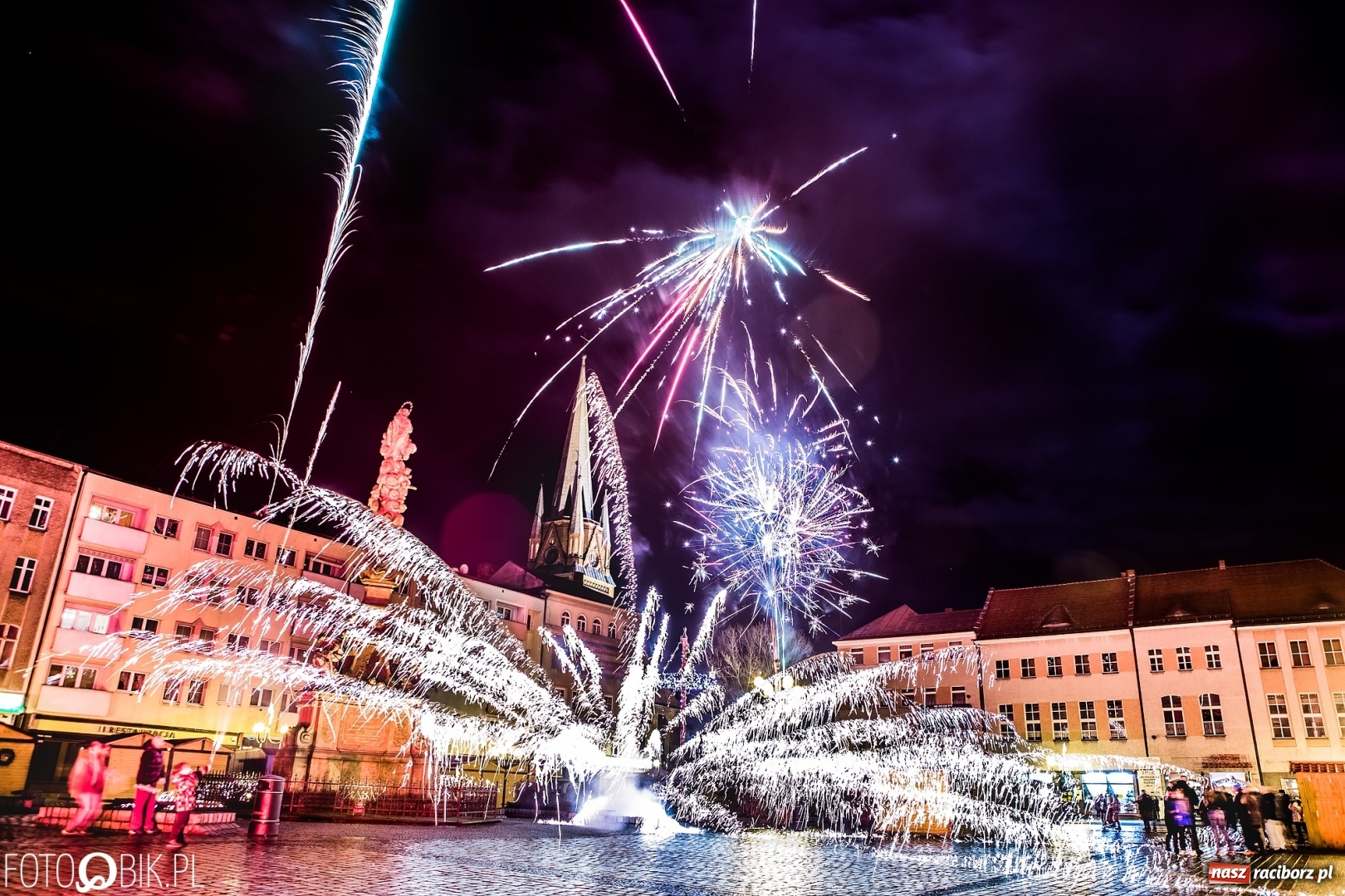 Zdjęcie w galerii na portalu naszraciborz.pl: Sylwestrowa kanonada w Raciborzu. Witamy 2018 rok. Niech się wszystkim darzy wiadomości z regionu