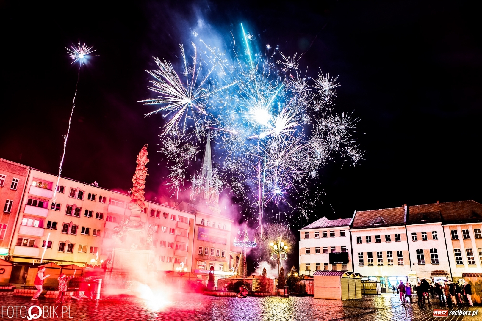 Zdjęcie w galerii na portalu naszraciborz.pl: Sylwestrowa kanonada w Raciborzu. Witamy 2018 rok. Niech się wszystkim darzy wiadomości z regionu