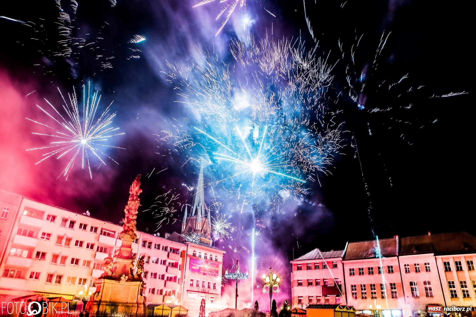 Zdjęcie w galerii na portalu naszraciborz.pl: Sylwestrowa kanonada w Raciborzu. Witamy 2018 rok. Niech się wszystkim darzy wiadomości z regionu
