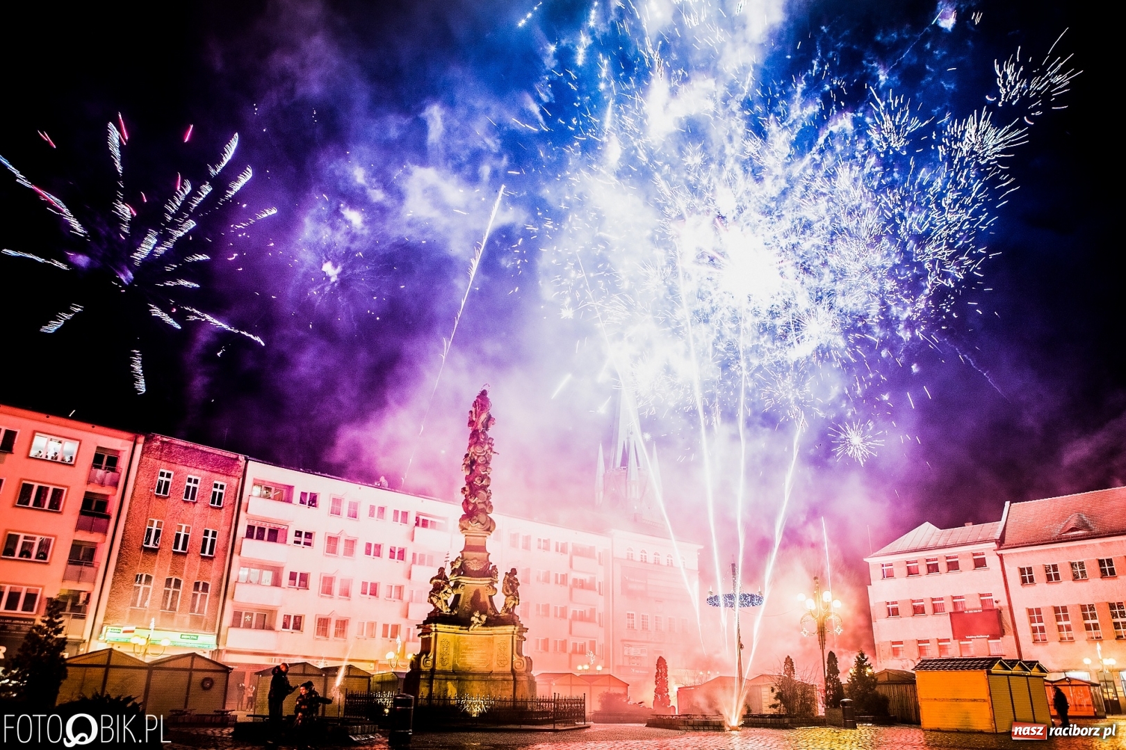 Zdjęcie w galerii na portalu naszraciborz.pl: Sylwestrowa kanonada w Raciborzu. Witamy 2018 rok. Niech się wszystkim darzy wiadomości z regionu