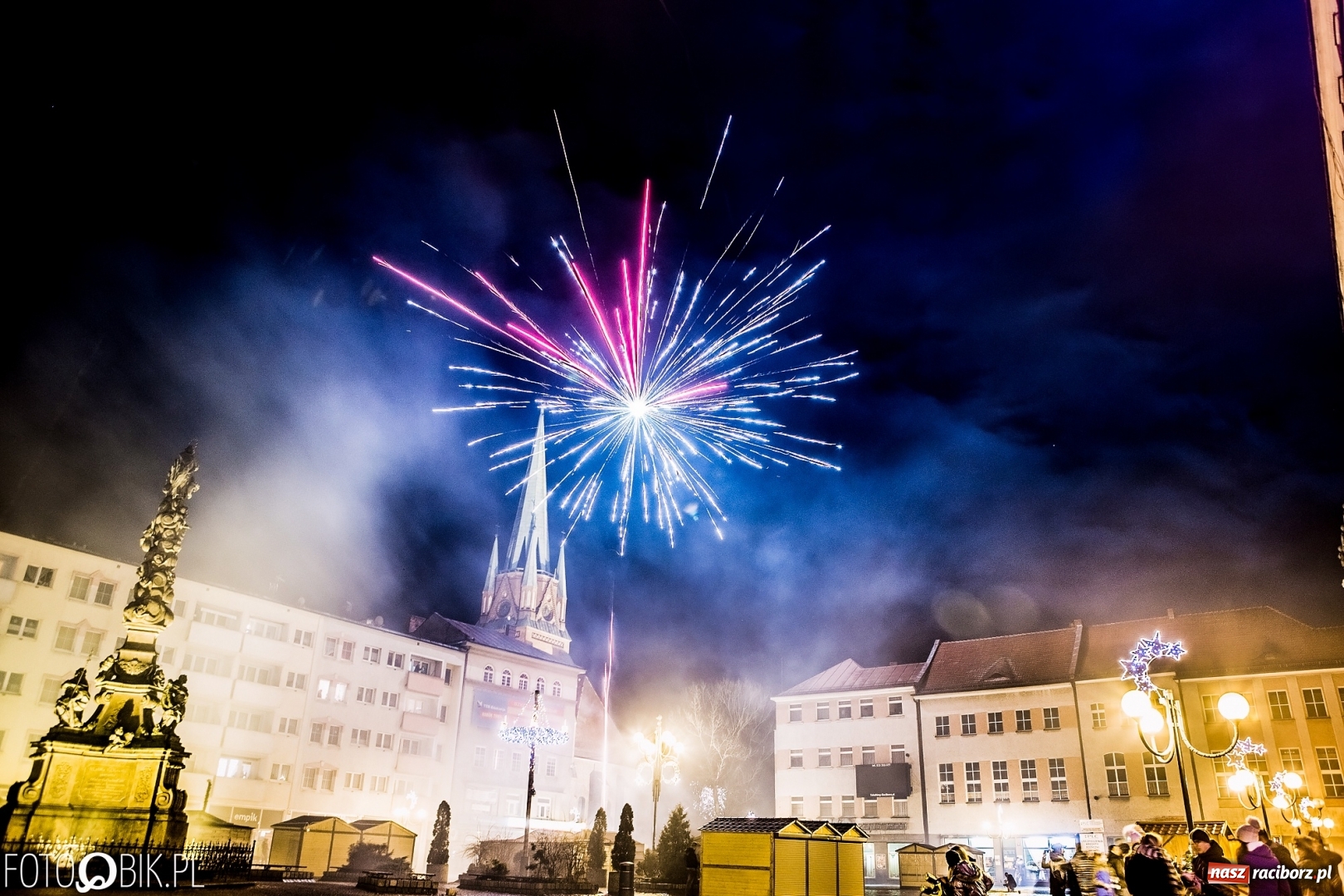 Zdjęcie w galerii na portalu naszraciborz.pl: Sylwestrowa kanonada w Raciborzu. Witamy 2018 rok. Niech się wszystkim darzy wiadomości z regionu