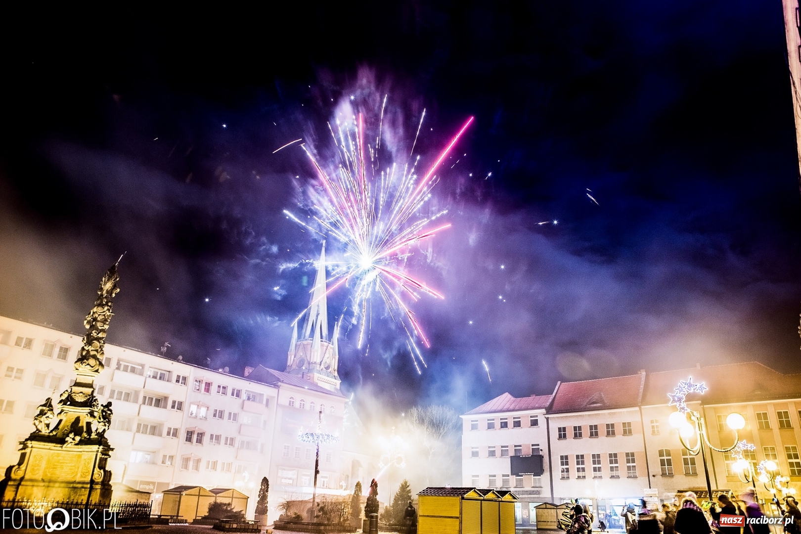 Zdjęcie w galerii na portalu naszraciborz.pl: Sylwestrowa kanonada w Raciborzu. Witamy 2018 rok. Niech się wszystkim darzy wiadomości z regionu