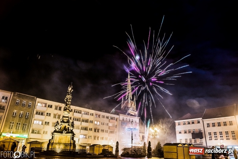 Zdjęcie w galerii na portalu naszraciborz.pl: Sylwestrowa kanonada w Raciborzu. Witamy 2018 rok. Niech się wszystkim darzy wiadomości z regionu