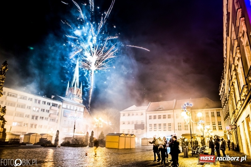 Zdjęcie w galerii na portalu naszraciborz.pl: Sylwestrowa kanonada w Raciborzu. Witamy 2018 rok. Niech się wszystkim darzy wiadomości z regionu