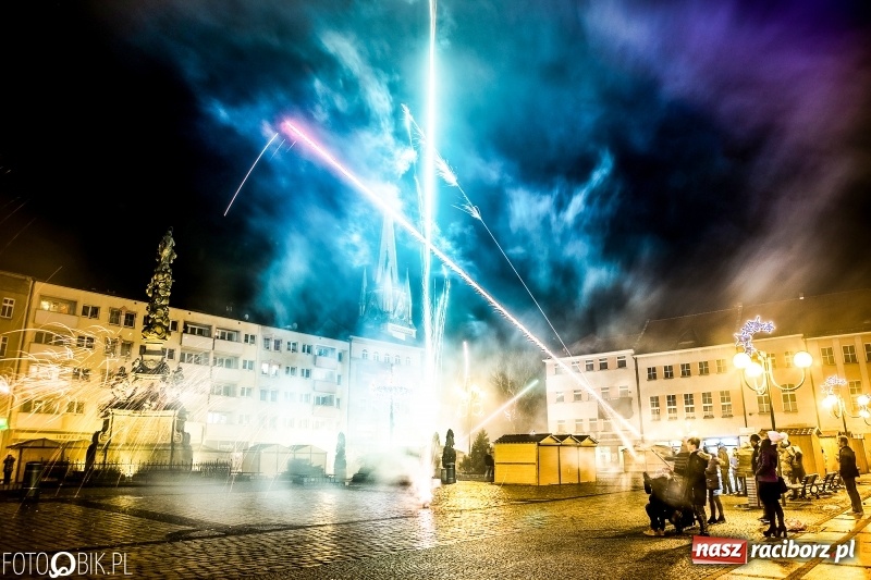 Zdjęcie w galerii na portalu naszraciborz.pl: Sylwestrowa kanonada w Raciborzu. Witamy 2018 rok. Niech się wszystkim darzy wiadomości z regionu