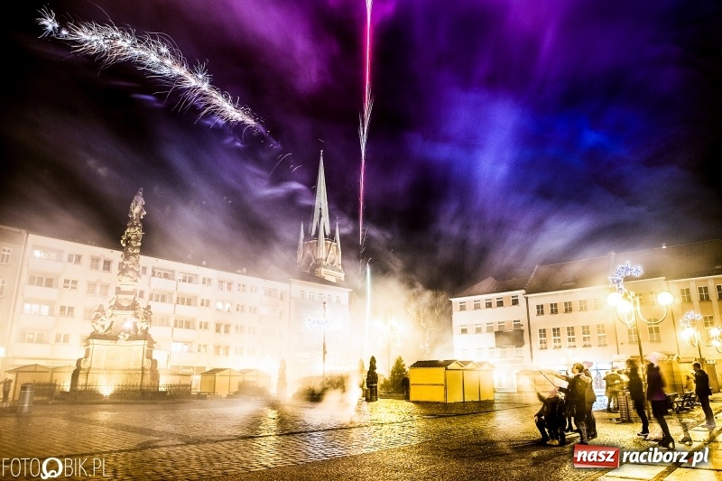 Zdjęcie w galerii na portalu naszraciborz.pl: Sylwestrowa kanonada w Raciborzu. Witamy 2018 rok. Niech się wszystkim darzy wiadomości z regionu