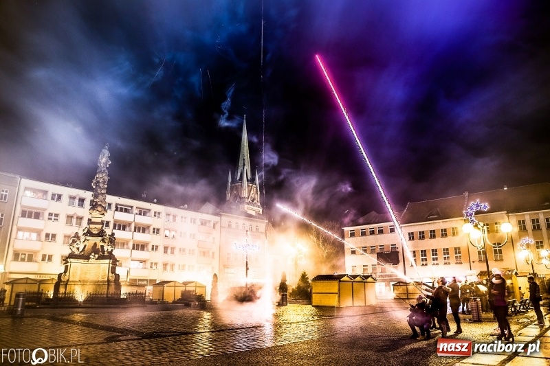 Zdjęcie w galerii na portalu naszraciborz.pl: Sylwestrowa kanonada w Raciborzu. Witamy 2018 rok. Niech się wszystkim darzy wiadomości z regionu