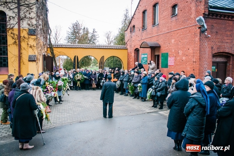 Zdjęcie w galerii na portalu naszraciborz.pl: Ostatnie pożegnanie śp. Teresy Pawłowskiej, zasłużonej działaczki Związku Sybiraków wiadomości z regionu