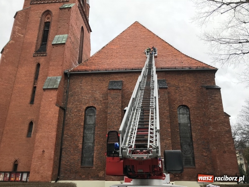 Zdjęcie w galerii na portalu naszraciborz.pl: Dach kościoła farnego czeka remont wiadomości z regionu