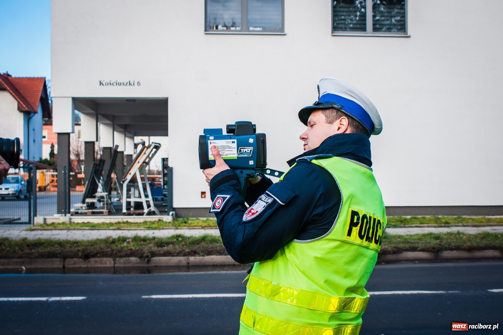 Zdjęcie w galerii na portalu naszraciborz.pl: Raciborska policja otrzymała nowy laserowy miernik prędkości wiadomości z regionu