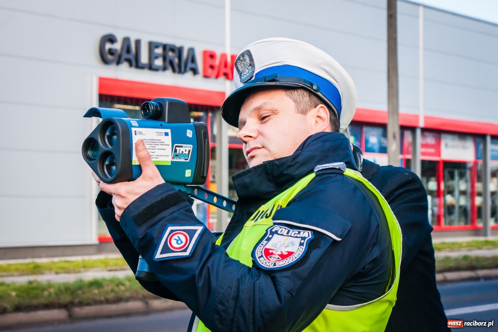 Zdjęcie w galerii na portalu naszraciborz.pl: Raciborska policja otrzymała nowy laserowy miernik prędkości wiadomości z regionu