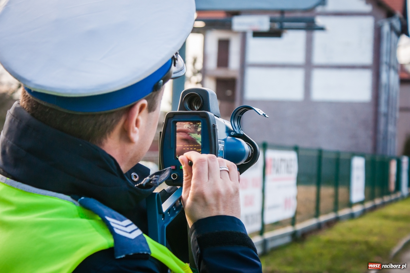 Zdjęcie w galerii na portalu naszraciborz.pl: Raciborska policja otrzymała nowy laserowy miernik prędkości wiadomości z regionu