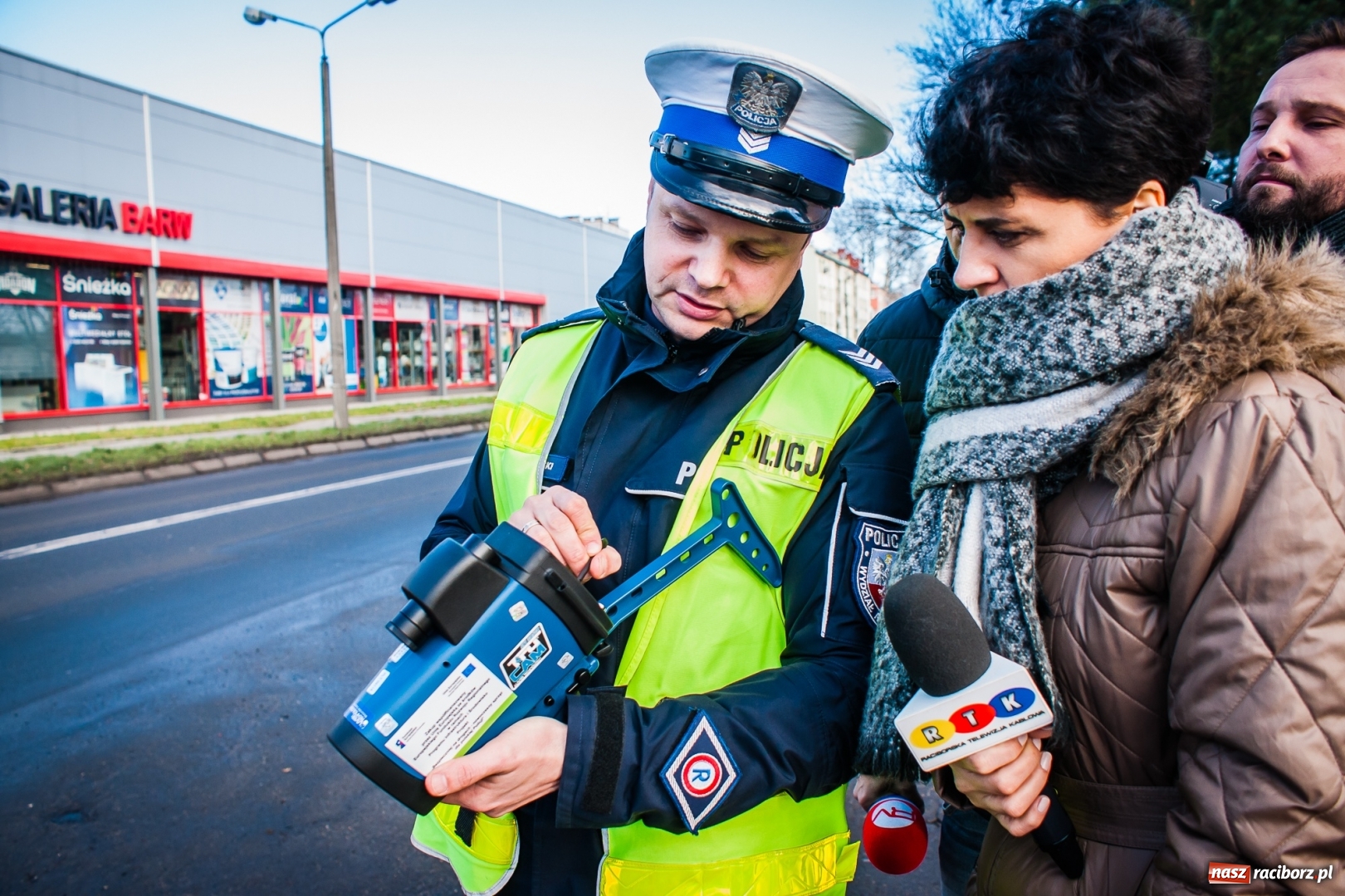 Zdjęcie w galerii na portalu naszraciborz.pl: Raciborska policja otrzymała nowy laserowy miernik prędkości wiadomości z regionu