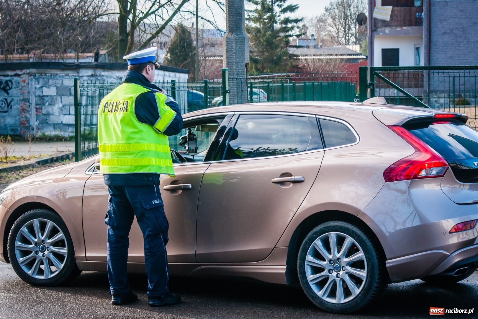 Zdjęcie w galerii na portalu naszraciborz.pl: Raciborska policja otrzymała nowy laserowy miernik prędkości wiadomości z regionu