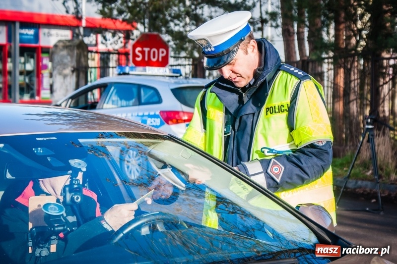Zdjęcie w galerii na portalu naszraciborz.pl: Raciborska policja otrzymała nowy laserowy miernik prędkości wiadomości z regionu