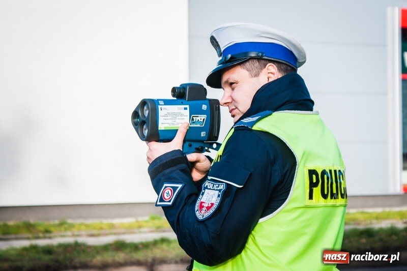 Zdjęcie w galerii na portalu naszraciborz.pl: Raciborska policja otrzymała nowy laserowy miernik prędkości wiadomości z regionu