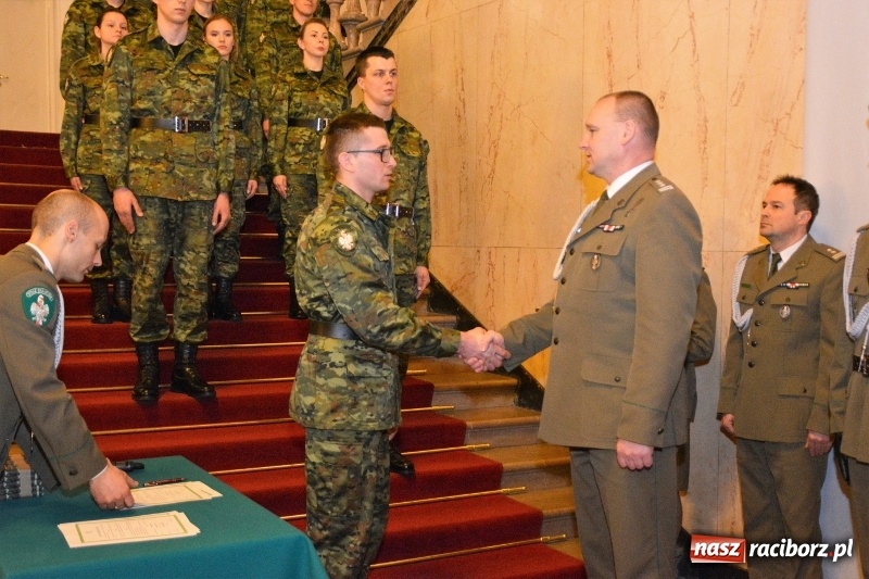 Zdjęcie w galerii na portalu naszraciborz.pl: Ślubowanie nowych funkcjonariuszy w Śląskim Oddziale Straży Granicznej wiadomości z regionu