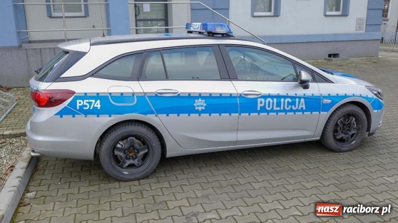 Zdjęcie w galerii na portalu naszraciborz.pl: Policjanci z Kuźni Raciborskiej otrzymali nowy radiowóz wiadomości z regionu