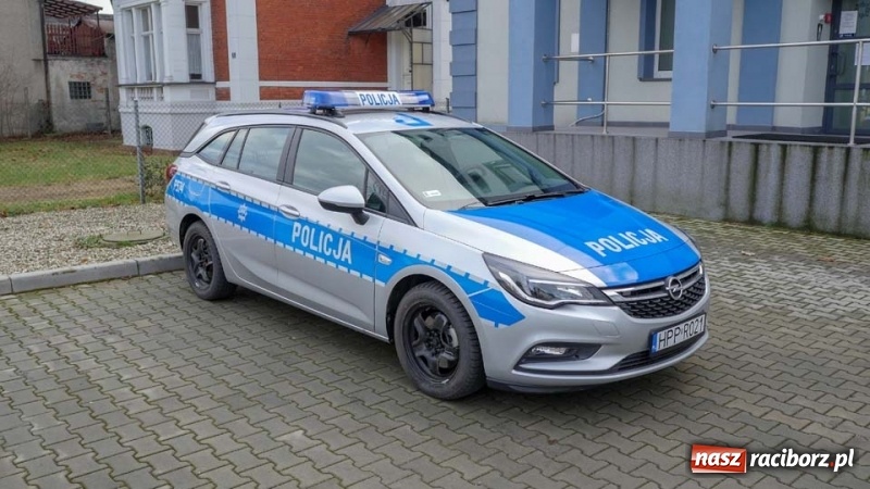 Zdjęcie w galerii na portalu naszraciborz.pl: Policjanci z Kuźni Raciborskiej otrzymali nowy radiowóz wiadomości z regionu